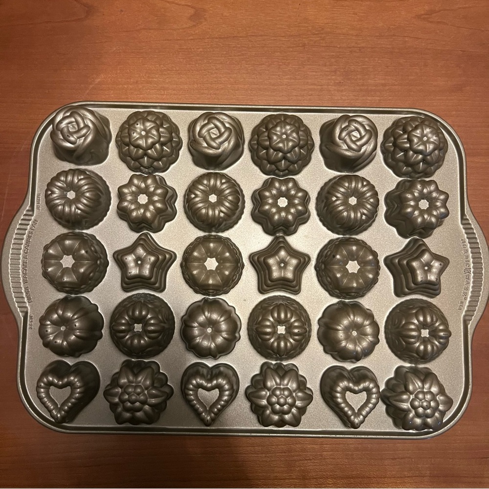Nordic Ware Bundt Teacake & Candies Pan